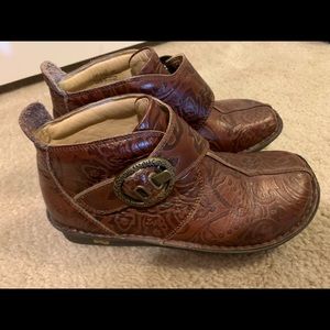 Size 7 brown leather Alegria booties